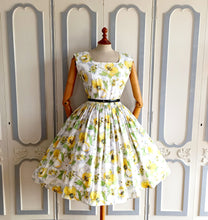Laden Sie das Bild in den Galerie-Viewer, 1950s 1960s - Stunning Yellow Flowers Bolero Dress - W28 (72cm)
