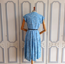 Load image into Gallery viewer, 1940s - Precious Floral Print Rayon Dress - W27.5/28 (70/72cm)

