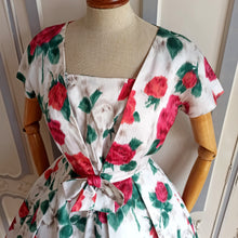 Laden Sie das Bild in den Galerie-Viewer, 1950s 1960s - Stunning Rose Print Cocktail Silky Cotton Dress - W26 (66cm)
