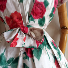 Laden Sie das Bild in den Galerie-Viewer, 1950s 1960s - Stunning Rose Print Cocktail Silky Cotton Dress - W26 (66cm)
