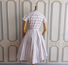 Laden Sie das Bild in den Galerie-Viewer, 1950s - Gorgeous Floral Embroidery Cotton Dress - W28 (72cm)
