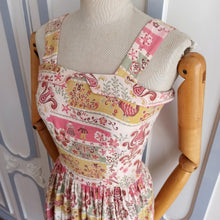 Laden Sie das Bild in den Galerie-Viewer, 1940s - Adorable Swiss/Tirol Novelty Rayon Dress - W26 (66cm)
