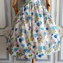 Laden Sie das Bild in den Galerie-Viewer, 1940s 1950s - Provawear, UK - Adorable Pastel Floral Dress - W32 (82cm)

