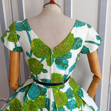 Laden Sie das Bild in den Galerie-Viewer, 1950s 1960s - Stunning Hydrangeas Print Dress - W27 (68cm)
