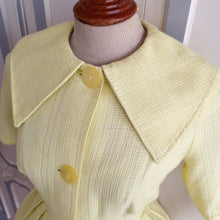 Laden Sie das Bild in den Galerie-Viewer, 1950s 1960s - Adorable Yellow Shawl Collar Dress - W28 (72cm)
