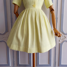 Laden Sie das Bild in den Galerie-Viewer, 1950s 1960s - Adorable Yellow Shawl Collar Dress - W28 (72cm)
