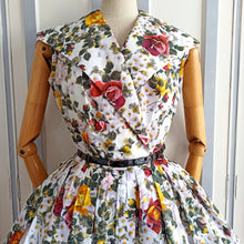 Laden Sie das Bild in den Galerie-Viewer, 1950s - PARIS - Stunning Realistic Roses Print Couture Dress - W27 (68cm)
