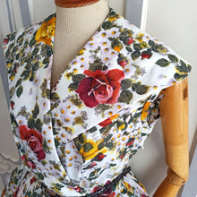 Charger l&#39;image dans la galerie, 1950s - PARIS - Stunning Realistic Roses Print Couture Dress - W27 (68cm)
