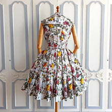 Charger l&#39;image dans la galerie, 1950s - PARIS - Stunning Realistic Roses Print Couture Dress - W27 (68cm)
