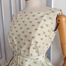 Laden Sie das Bild in den Galerie-Viewer, 1950s 1960s - Gorgeous Striped Floral Belted Dress - W26 (66cm)
