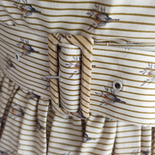 Charger l&#39;image dans la galerie, 1950s 1960s - Gorgeous Striped Floral Belted Dress - W26 (66cm)
