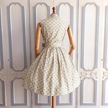 Charger l&#39;image dans la galerie, 1950s 1960s - Gorgeous Striped Floral Belted Dress - W26 (66cm)
