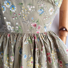 Laden Sie das Bild in den Galerie-Viewer, 1940s 1950s - Gorgeous Floral Halter Dress - W24 (60cm)
