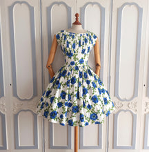 Laden Sie das Bild in den Galerie-Viewer, 1950s 1960s - JAGUY, France - Stunning Blue Flowers Print Dress - W26 (66cm)

