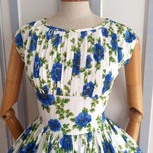 Charger l&#39;image dans la galerie, 1950s 1960s - JAGUY, France - Stunning Blue Flowers Print Dress - W26 (66cm)
