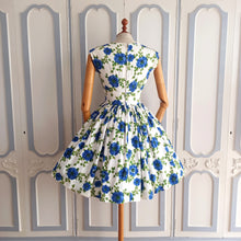Charger l&#39;image dans la galerie, 1950s 1960s - JAGUY, France - Stunning Blue Flowers Print Dress - W26 (66cm)
