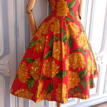Cargar imagen en el visor de la galería, 1950s 1960s - Stunning French Red Floral Print Cotton Dress - W29 (74cm)
