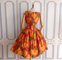 Carica l&#39;immagine nel visualizzatore di Gallery, 1950s 1960s - Stunning French Red Floral Print Cotton Dress - W29 (74cm)
