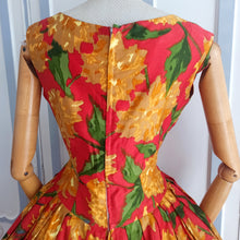 Laden Sie das Bild in den Galerie-Viewer, 1950s 1960s - Stunning French Red Floral Print Cotton Dress - W29 (74cm)
