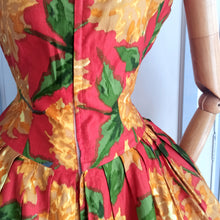 Charger l&#39;image dans la galerie, 1950s 1960s - Stunning French Red Floral Print Cotton Dress - W29 (74cm)
