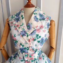 Laden Sie das Bild in den Galerie-Viewer, 1950s - Spectacular Floral Print Nylon Dress - W28 (70cm)
