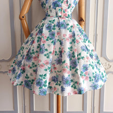 Laden Sie das Bild in den Galerie-Viewer, 1950s - Spectacular Floral Print Nylon Dress - W28 (70cm)
